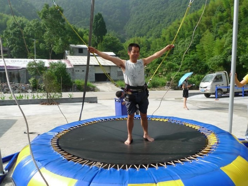 Inflatable single person bungee jump trampoline