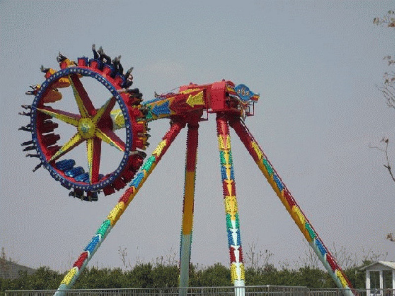 Giant pendulum ride